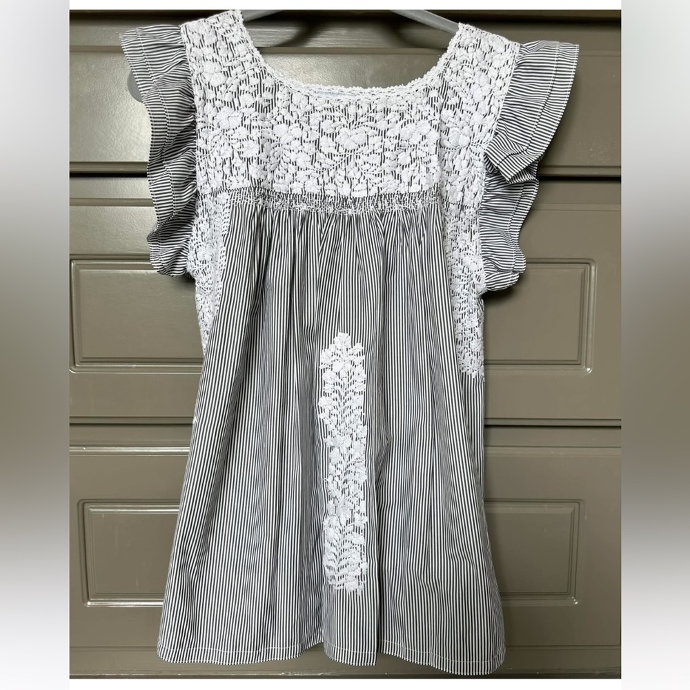 EUC Mi Golondrina grey stripe top with white embroidery size small